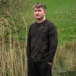 Avid Carp Distortion Camo Lite T-Shirt -Fishing Rod Shop 2prm3jhz637873386236606633