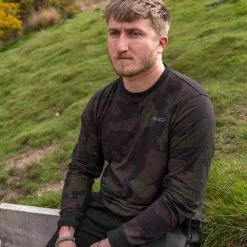 Avid Carp Distortion Camo Lite T-Shirt -Fishing Rod Shop vdebabtm637873386236606633